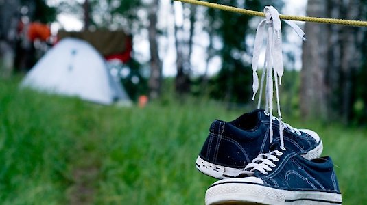 Hängende Schuhe am Campingplatz